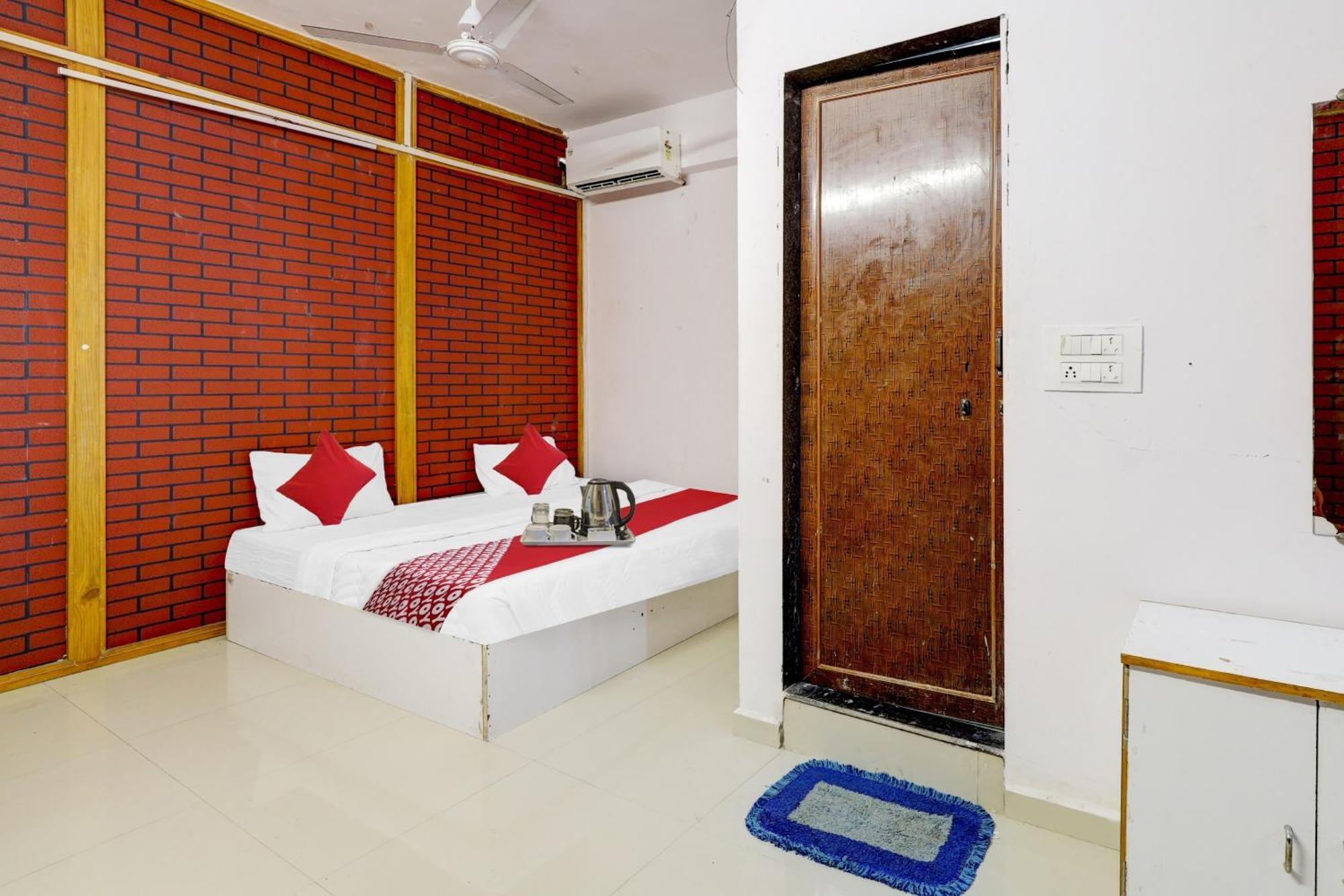 Hotel O Cozy Rooms Сурат Екстериор снимка