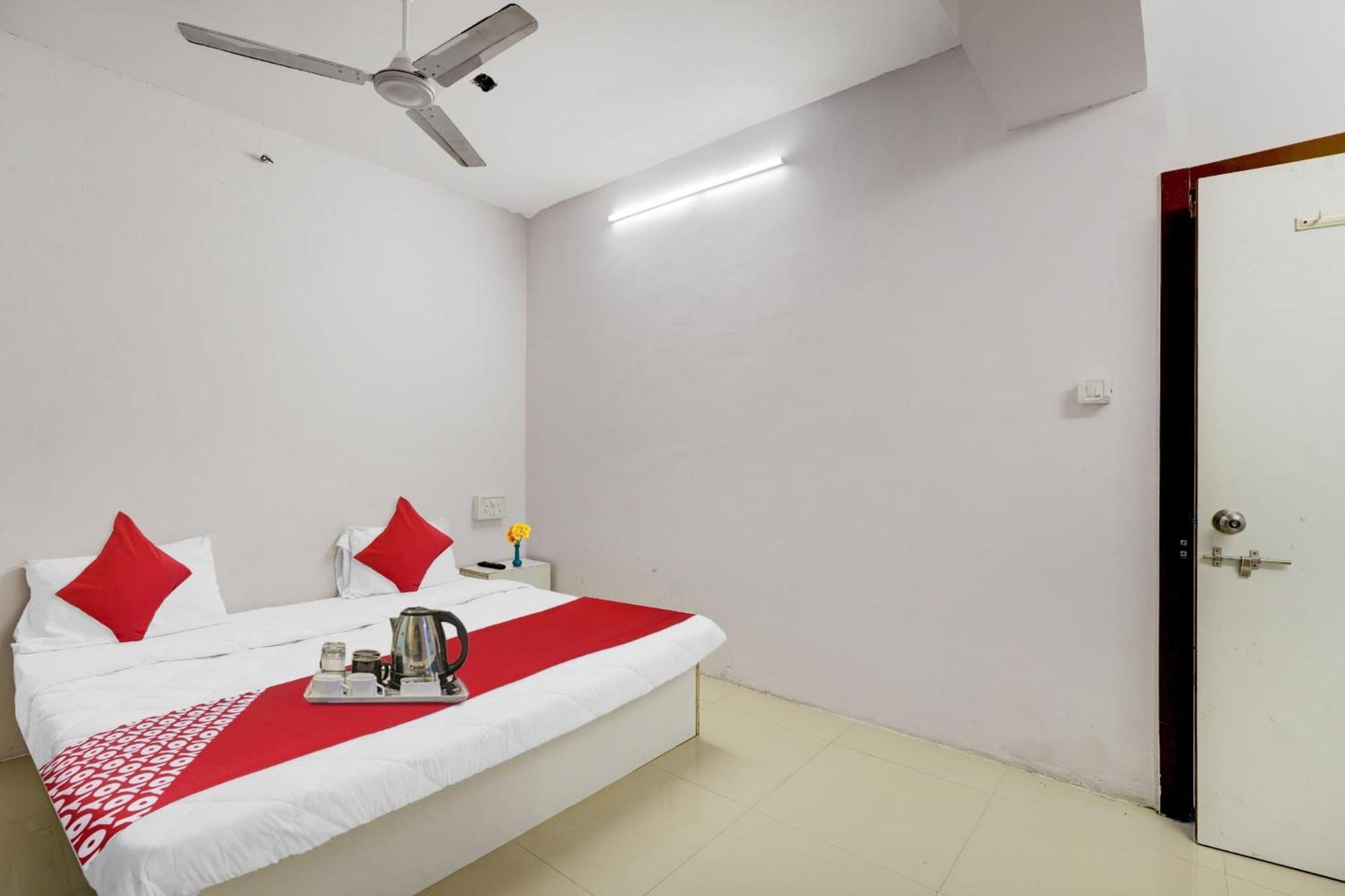 Hotel O Cozy Rooms Сурат Екстериор снимка