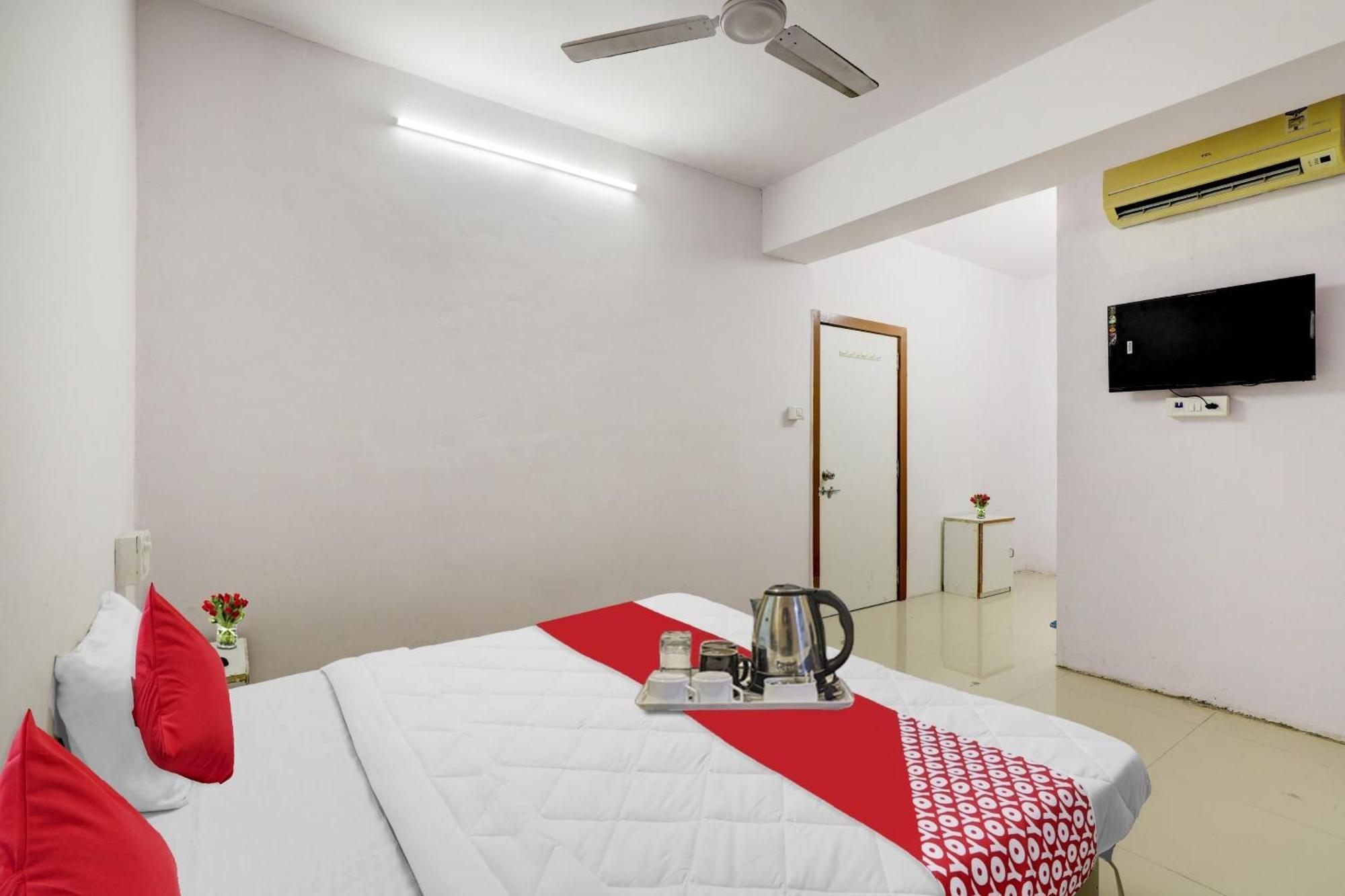 Hotel O Cozy Rooms Сурат Екстериор снимка