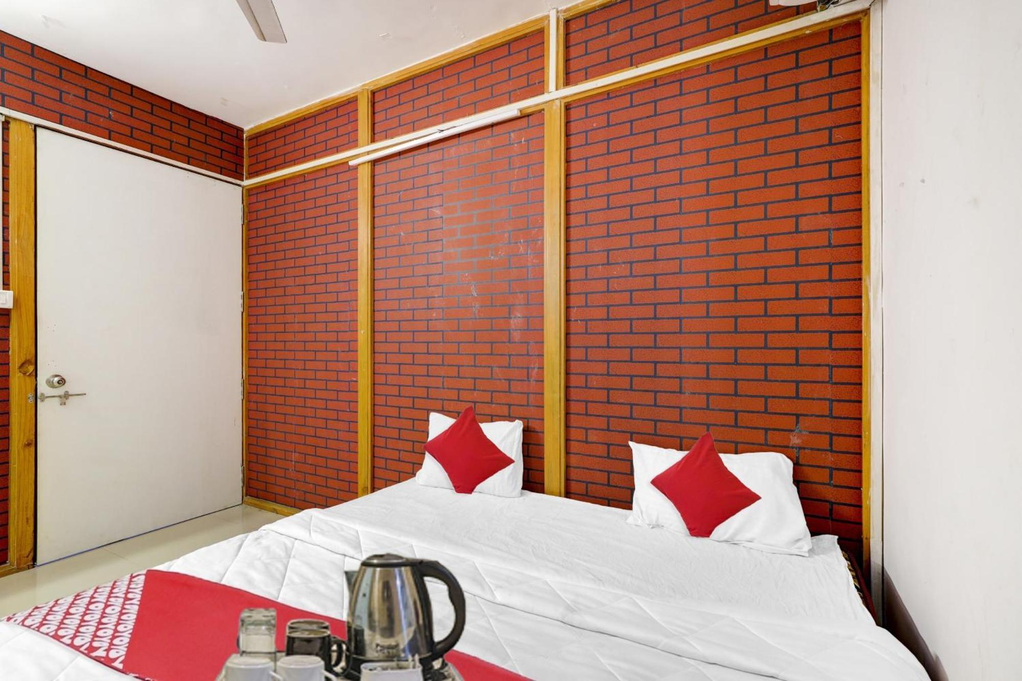 Hotel O Cozy Rooms Сурат Екстериор снимка