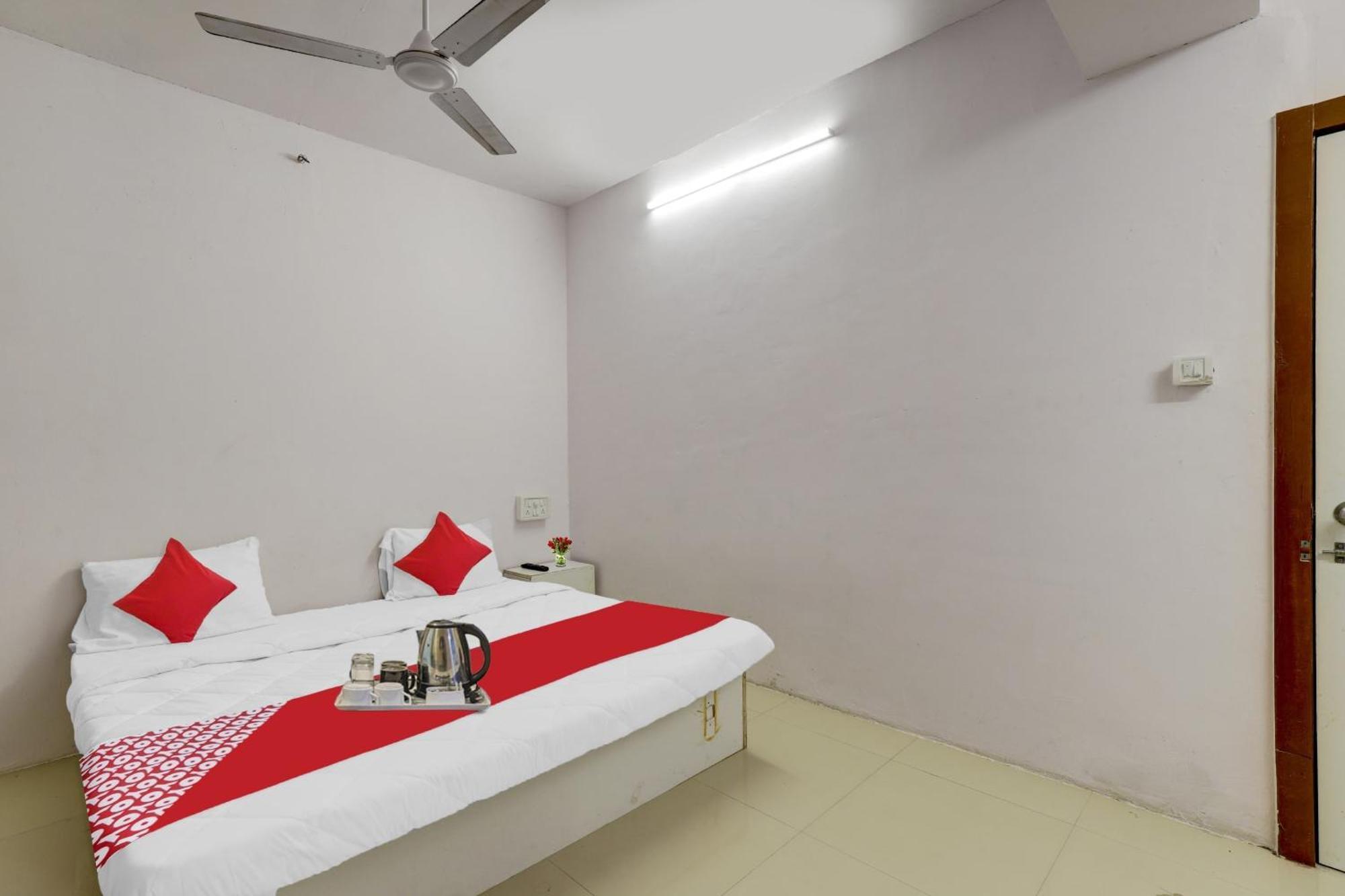 Hotel O Cozy Rooms Сурат Екстериор снимка